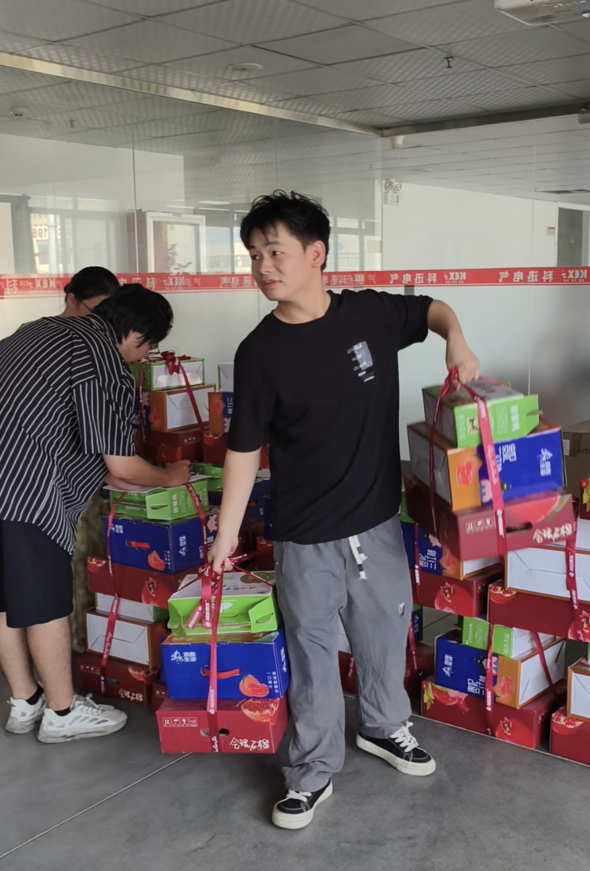 Cu ocazia Festivalului de la mijlocul toamnei, Kexun Electric a pregătit cutii cadou rafinate pentru fiecare angajat.