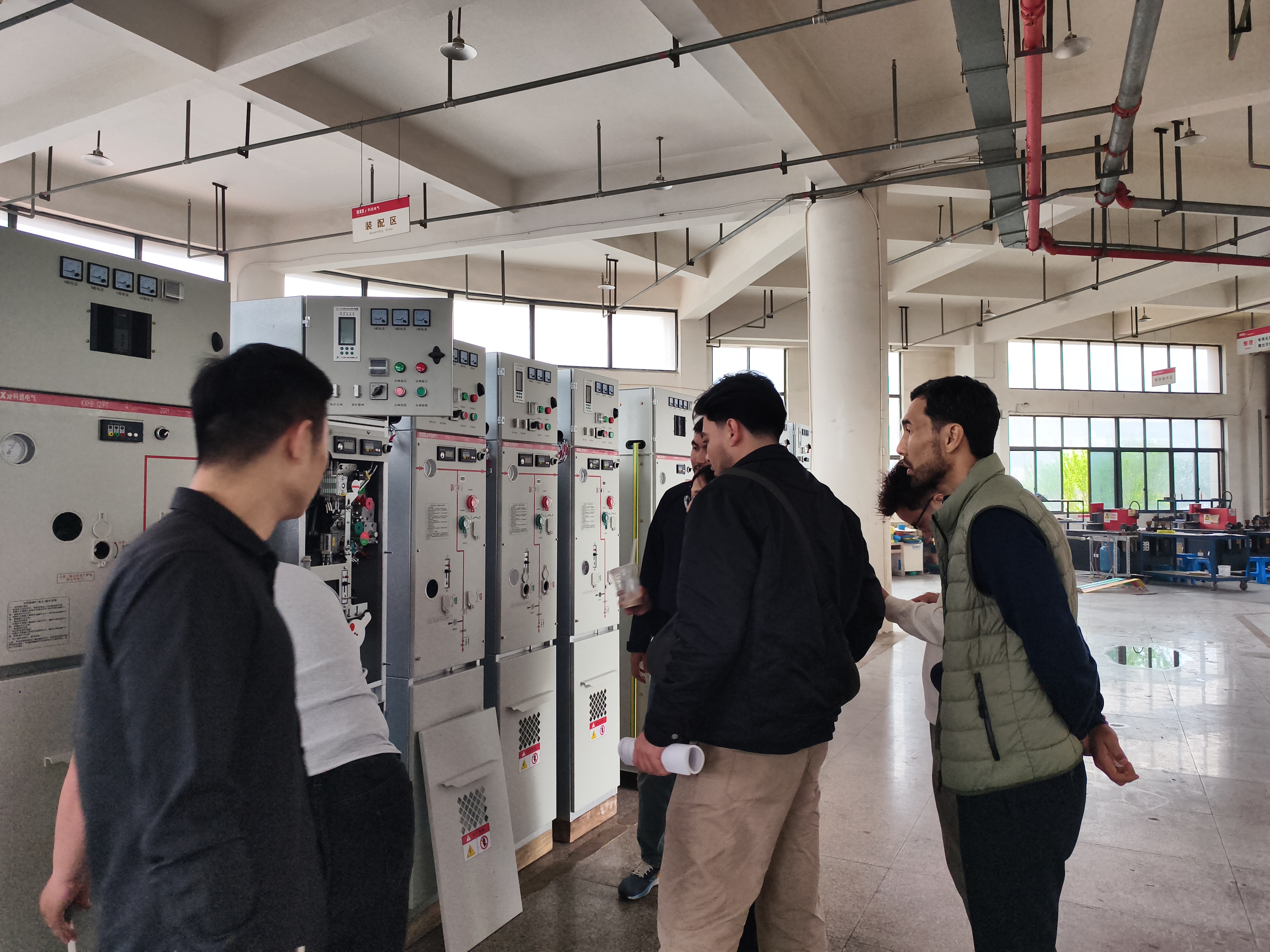 Clienții din Kazahstan vizitează baza de producție a echipamentelor de distribuție a energiei de înaltă tensiune a Kexun Electric